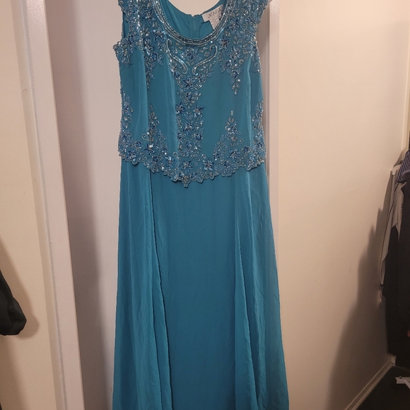 Ladies Beaded Dress - Picture 8 of 8